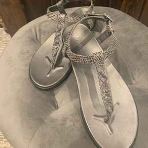 Ladies Vionic  Pewter T-Strap Sandal with Stones